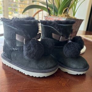 Like new toddler UGG sz 9